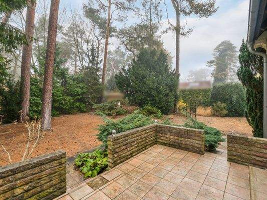 Terrasse mit Gartenansicht