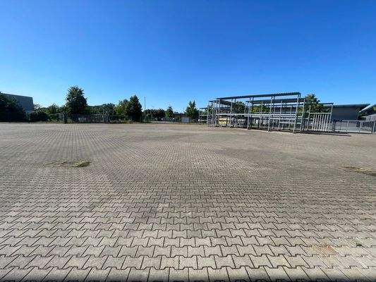 großzügiges & gesichertes Freigelände