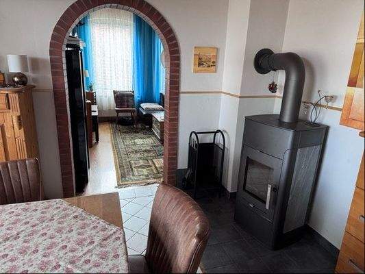 Blick ins Esszimmer mit Kaminofen