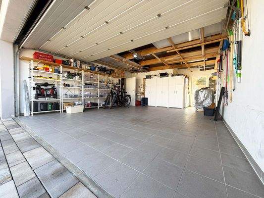 EG Garage: Viel Platz für Fahrzeuge Hobbyprojekte und ordentlich organisierte Aufbewahrung