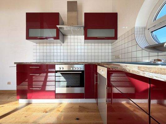 Küche: Moderne Einbauküche mit Platz für gemeinsames Kochen