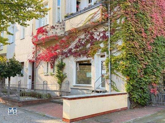 Hausfassade mit Vorgarten