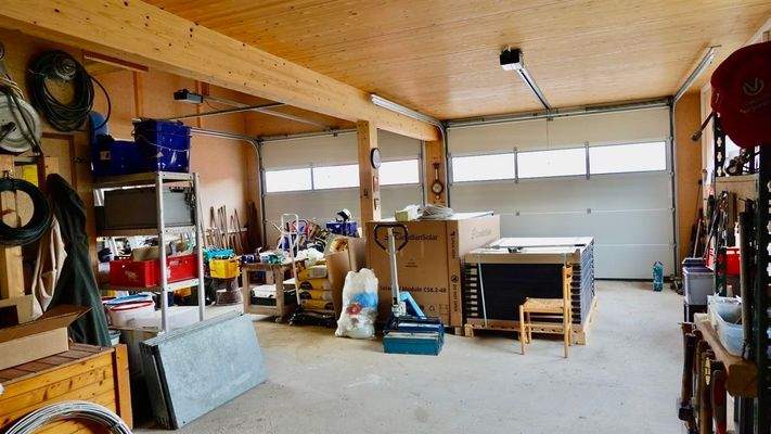 Große Halle mit Rolltoren