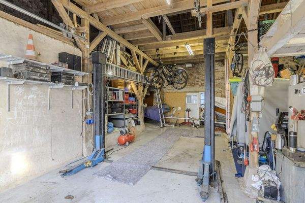 Scheune mit Hebeanlage