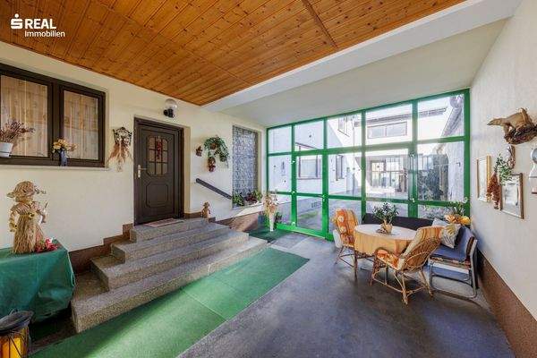 überdachte Einfahrt