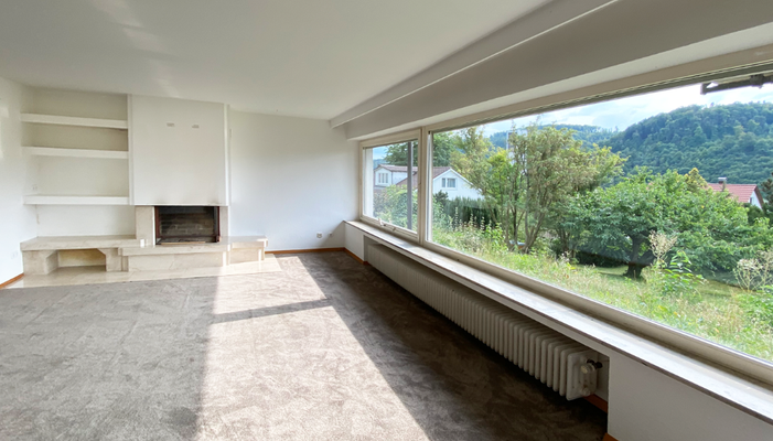 Der Wohnraum mit offenem Kamin