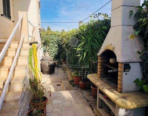 Ein mediterraner Steingrill ziert die Terrasse