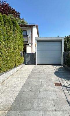 18. Garage mit elektrischem Rolltor.jpg