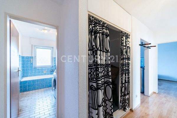 Flur mit Blick in das Badezimmer