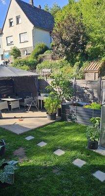 Schön gestalteter Garten, im Juli fertig angelegt