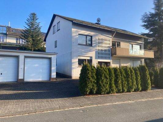 Straßenansicht mit Garagen