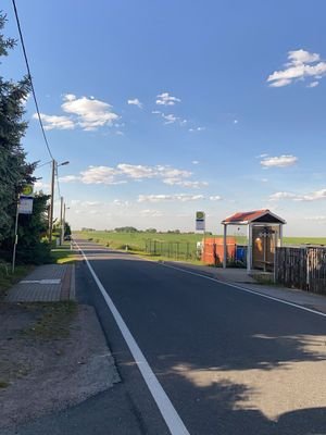 Bushaltestelle neben dem Haus