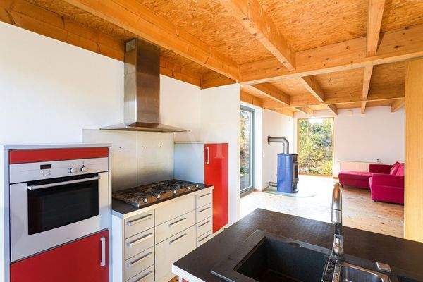 Küche mit Blick zum Wohnzimmer