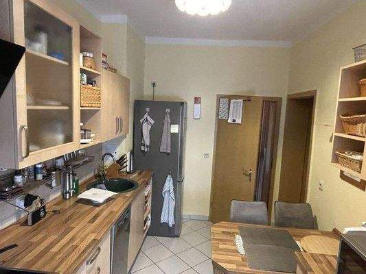 Küche Wohnung 1, mit Zugang zum Schlafzimmer