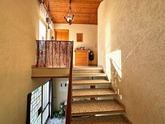 Treppenbereich mit Zugang zum Dachgeschoss