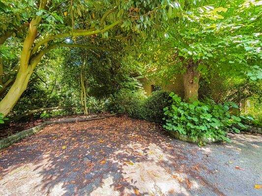 Parkplatz vor dem Wohnhaus