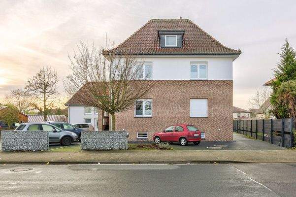 Straßenansicht des Mehrfamilienhauses