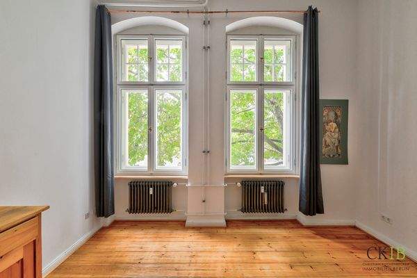 moderne Fenster und gesandstrahlte Heizkörper