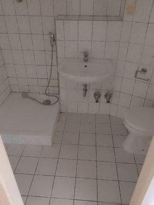 Kleines Badezimmer mit Dusche