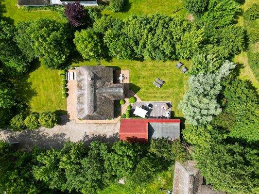 Luftbild eines grünen Anwesens