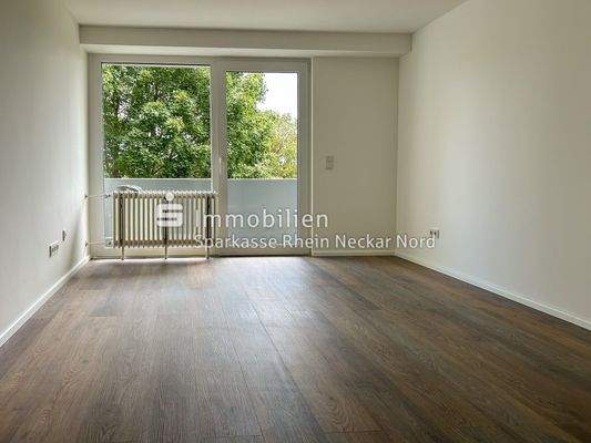 Zimmer Blickrichtung Balkon