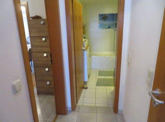 17-Flur+Blick Bad.JPG