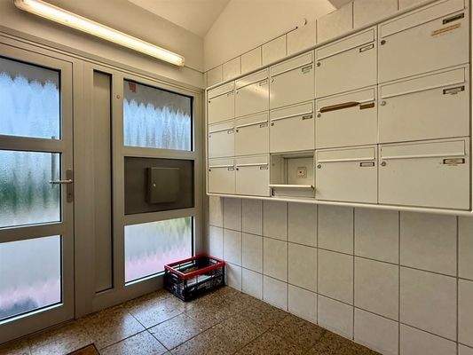 Windfang mit Briefkastenanlage