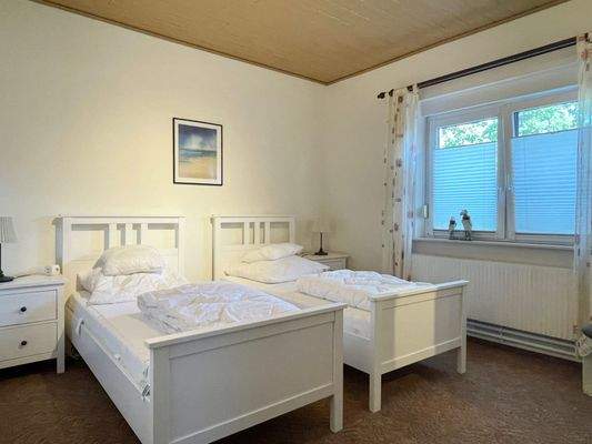92. Schlafzimmer in der EG. Wohnung des Hauses..jp
