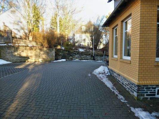 Stellplätze hinter dem Objekt - mit Schranke