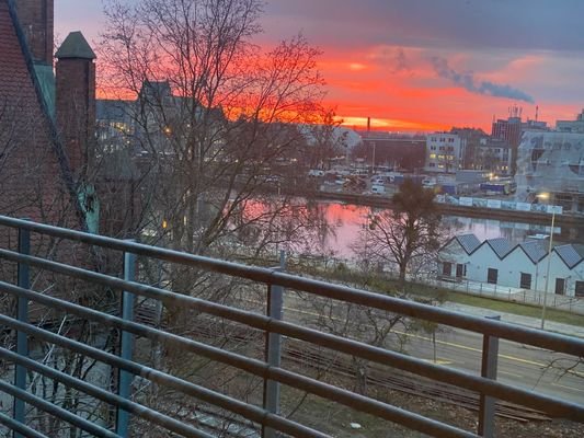 Blick auf den Fluss  am Abend 