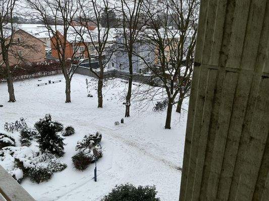 Außenbereich mit Sitzgelegenheit und Spielgeräten