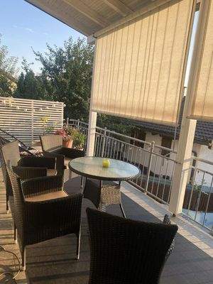 Balkon mit Sonnenrollo