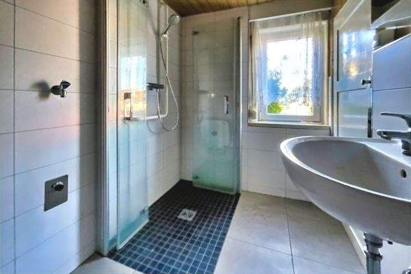 Bad EG mit bodentiefer Dusche
