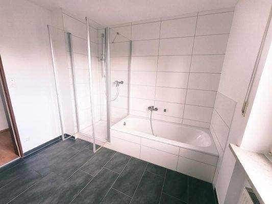 Bad mit Badewanne und Dusche Bild 2