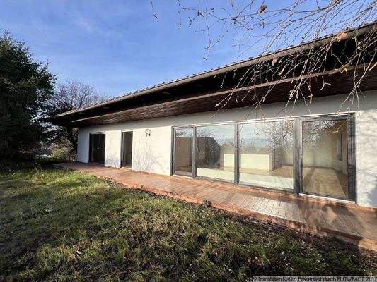 Gartenseite mit Terrasse