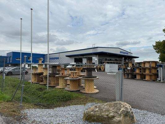 vom Pylon bis zum Fahnenmast - Alles da! 