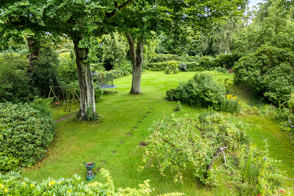 Viel Privatsphäre im weitläufigen Garten