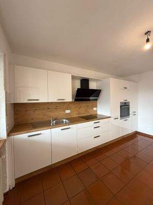 Moderne Küche mit Einbauküche