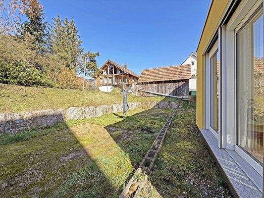 Garten: Sonniger Außenbereich mit Platz für Gartenideen, Spielen oder Entspannen