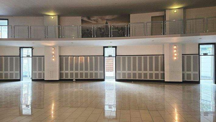 Ellipsenförmiger Raum mit Blick auf Galerie