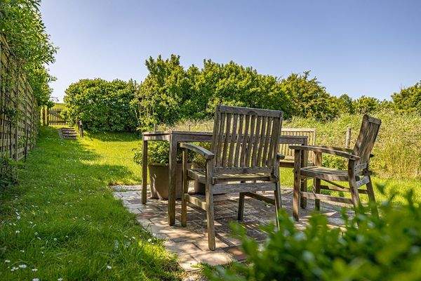 Blick ins Grüne auf den Deich