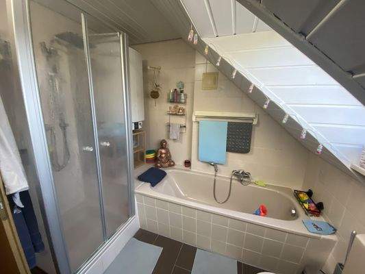 Bad mit Wanne und Dusche