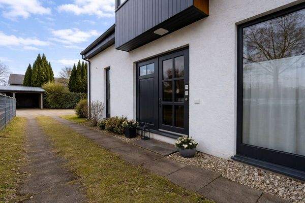 Seitlicher Gartenweg rechts