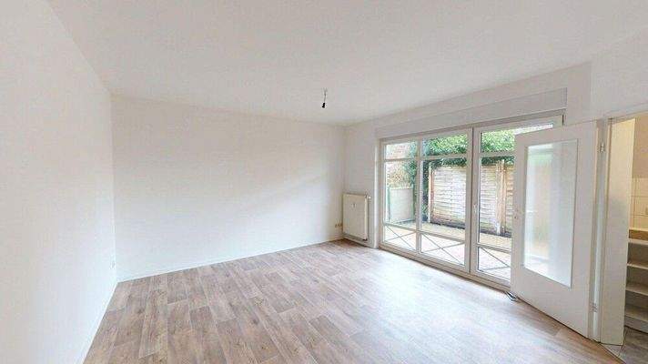 Wohnraum mit großen Fensterfronten