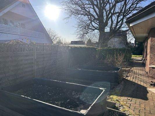 Haus links Hochbeete