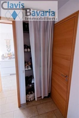 Schuhregal/ Tür von Diele/ Treppenhaus zum OG (Wohnbereich)