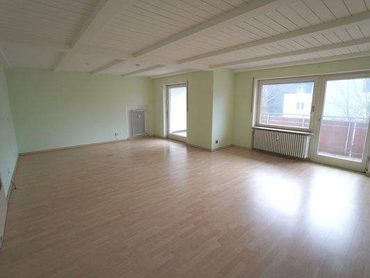 Großzügiger Wohn- und Essbereich mit Zugang auf den Balkon