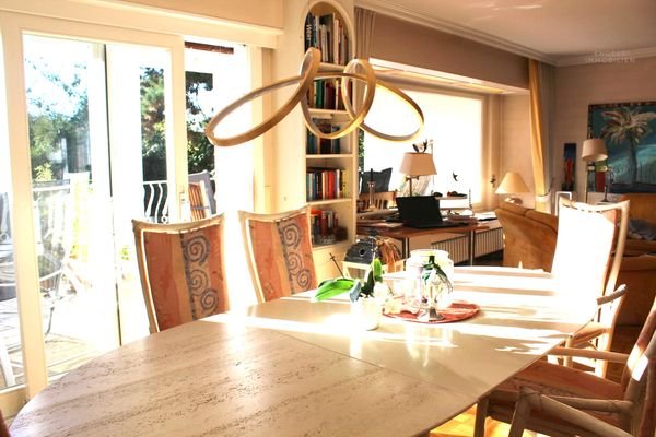 Blick ins offene Wohn- und Esszimmer