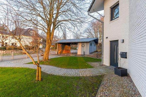 Carport und Eingang zum Souterrain