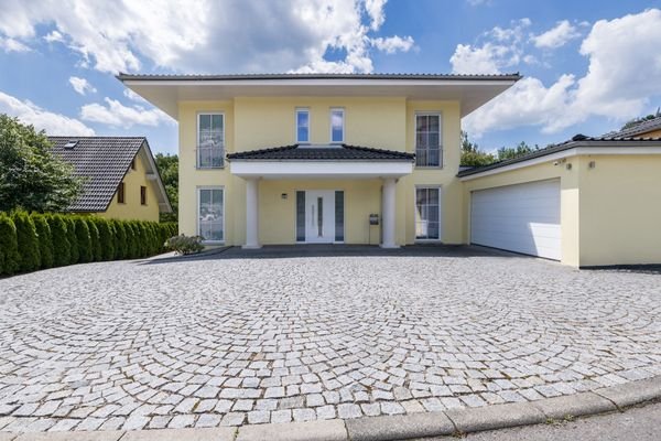 Außenansicht_Hof_Einfamilienhaus_Adelsberg_Chemnitzrbeitet-Bearbeitet